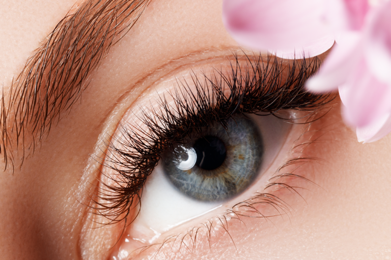 Болят глаза после наращивания ресниц: аллергия или халатность мастера